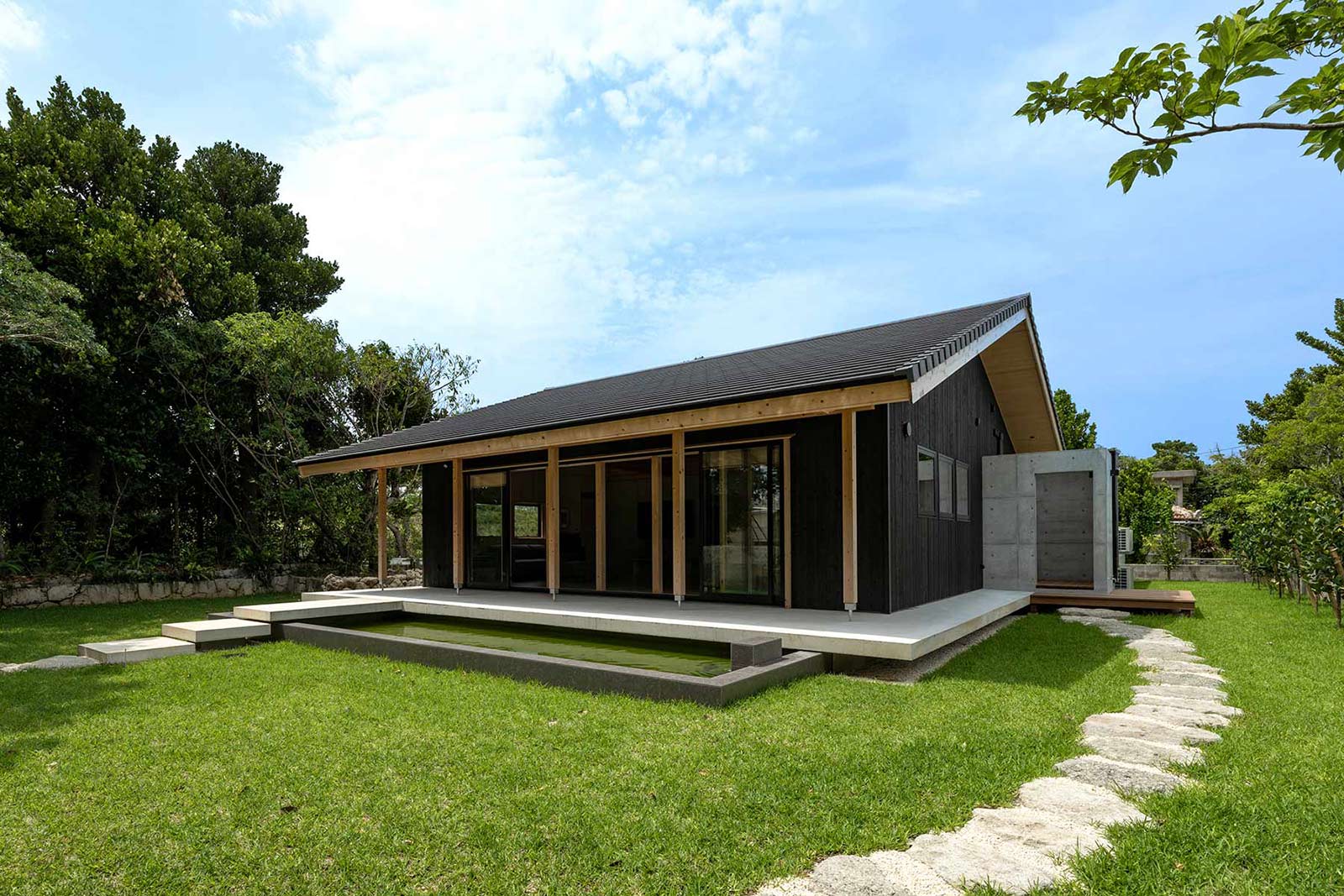 木造民家スタイルの建物